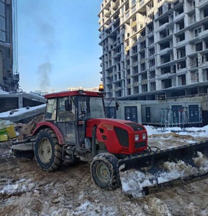Коммунальный трактор-щетка для уборки дорог в Минске