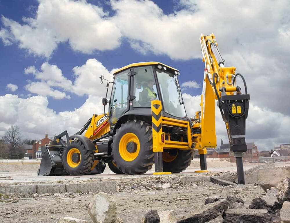 Экскаватор JCB 3CX выполняет копание траншеи под коммуникаци