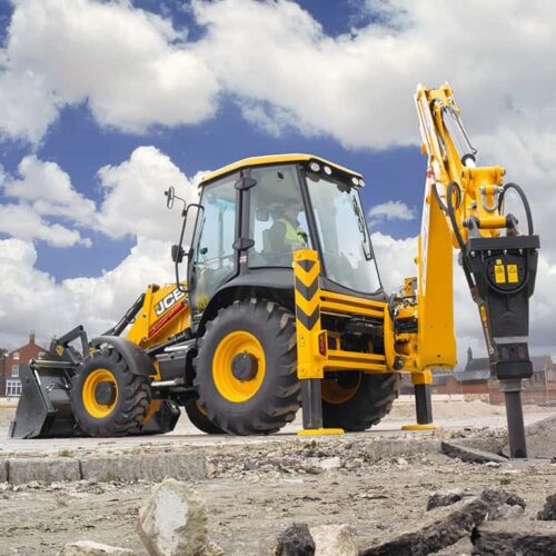 Экскаватор JCB 3CX выполняет копание траншеи под коммуникаци